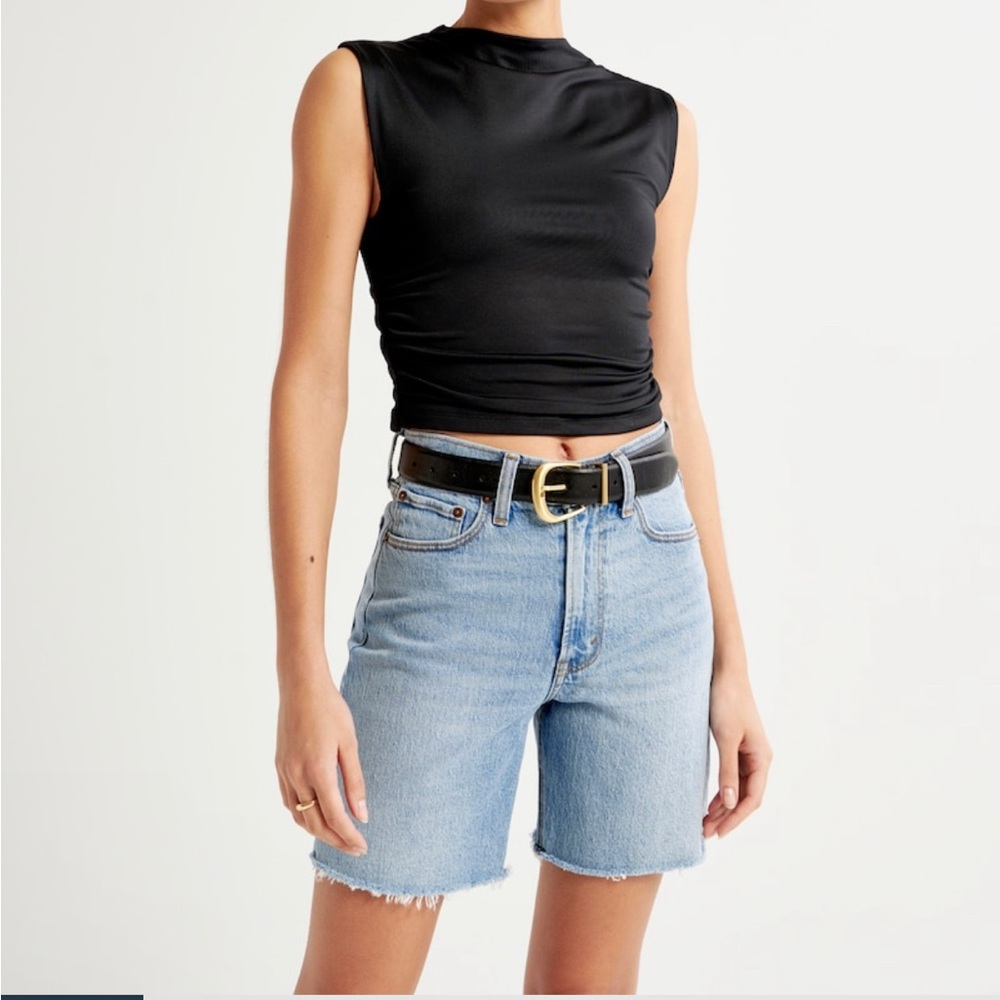 Abercrombie 7” high rise dad short medium wash